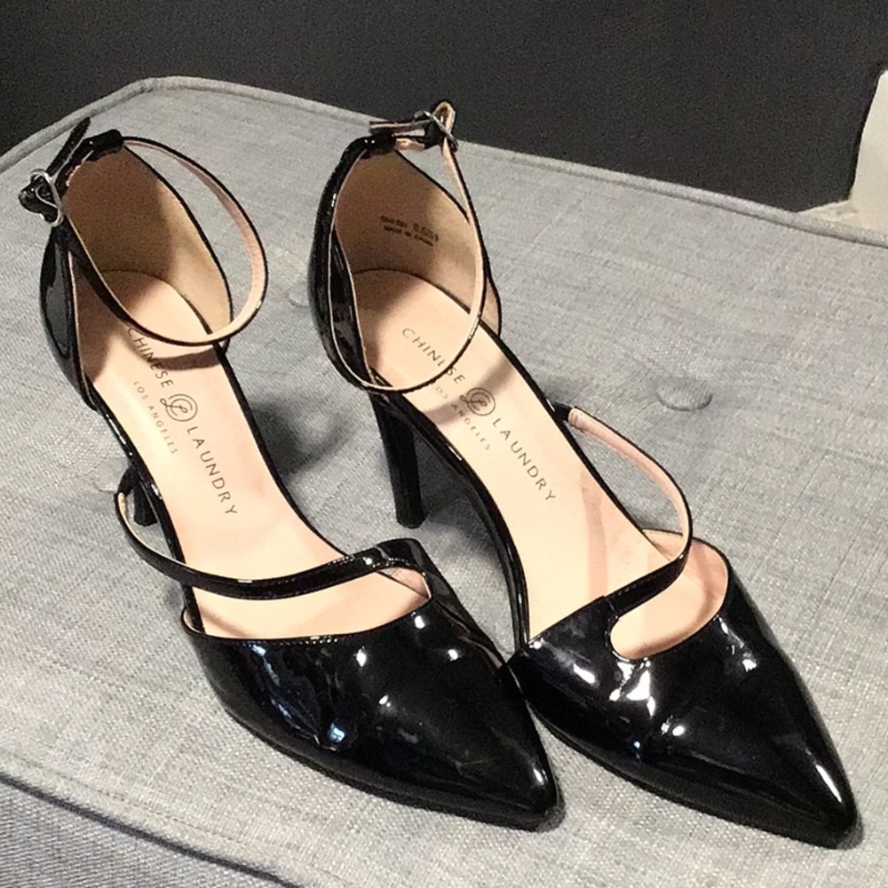 LOVE THESE black patent leather sexy pump.